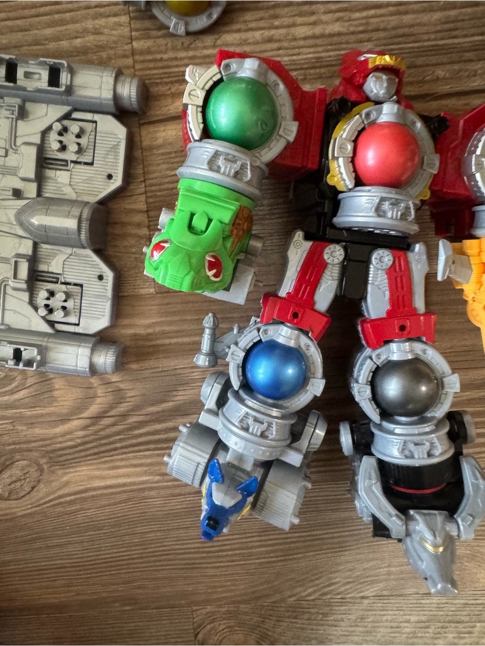 Power Ranger Red Megazord with Multicolor Orb Components - Picture 4 of 4